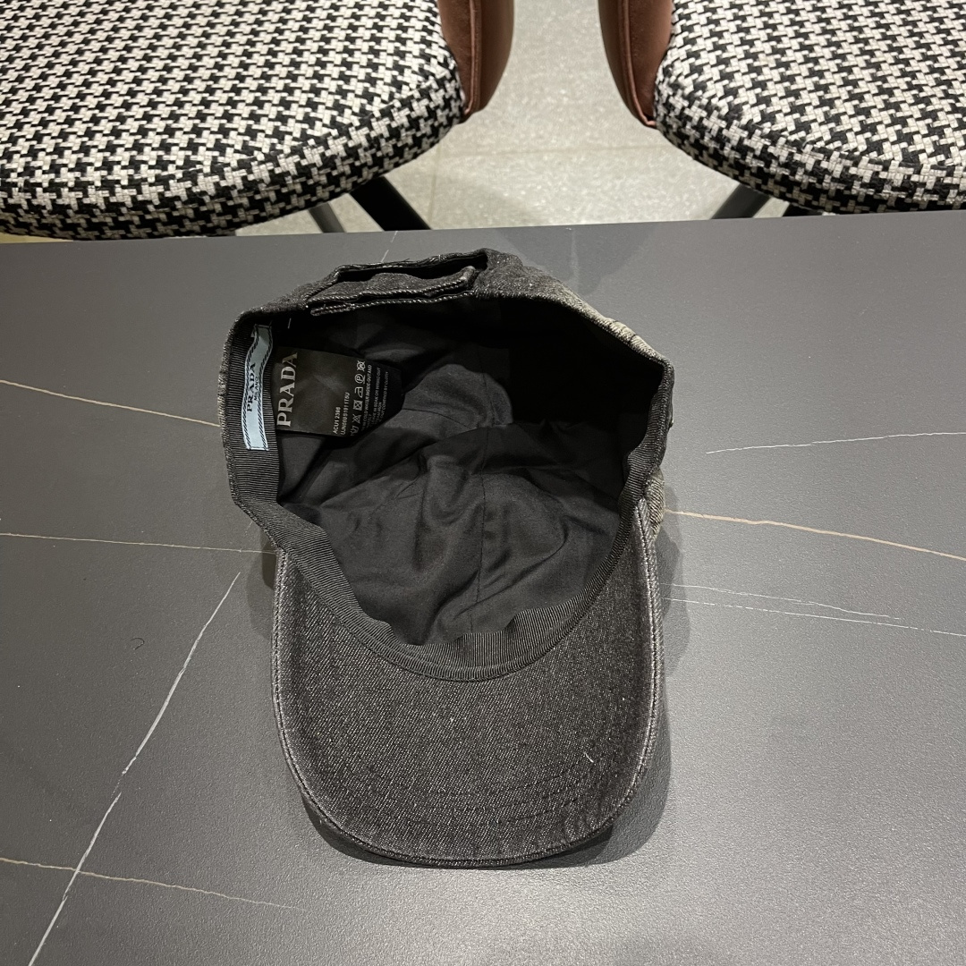  Prada 普拉达2025高品质牛仔布倒三角棒球帽
洗水牛仔色，秀场同款，面料柔软舒适
百搭休闲款，闭