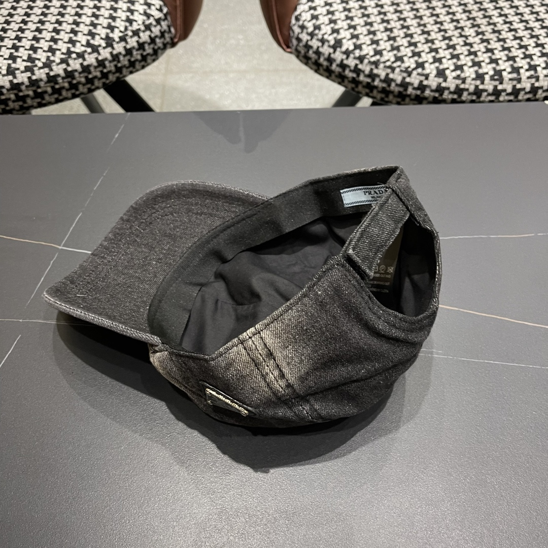  Prada 普拉达2025高品质牛仔布倒三角棒球帽
洗水牛仔色，秀场同款，面料柔软舒适
百搭休闲款，闭