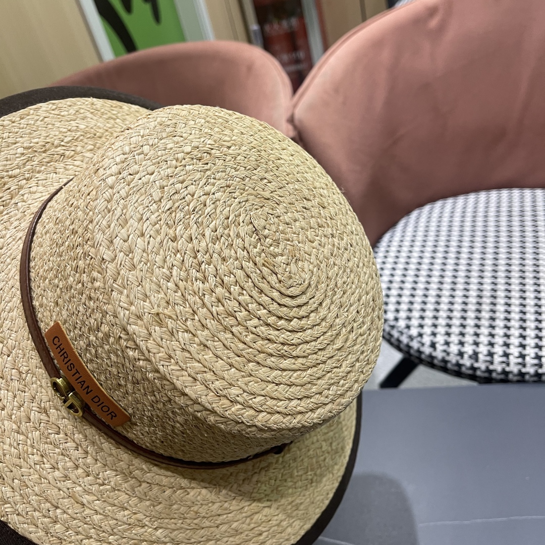  迪奥Dior新款草帽女夏季出游防晒遮阳帽平顶帽
皮带扣沙滩帽
