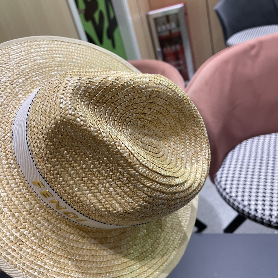  芬迪FENDI大帽檐麦秆爵士草帽女夏新款海边防晒遮阳巴拿马
法式复古草编帽子