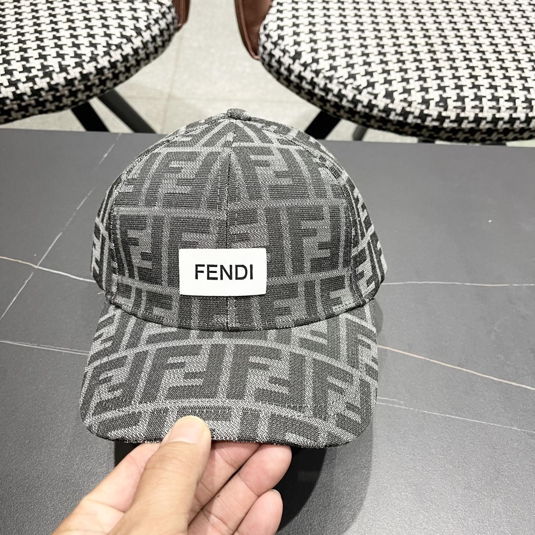    Fendi（芬迪）新款原单棒球帽， 双F提花，专柜常年热卖款，口碑极佳，11开模订制，原版提花轻盈