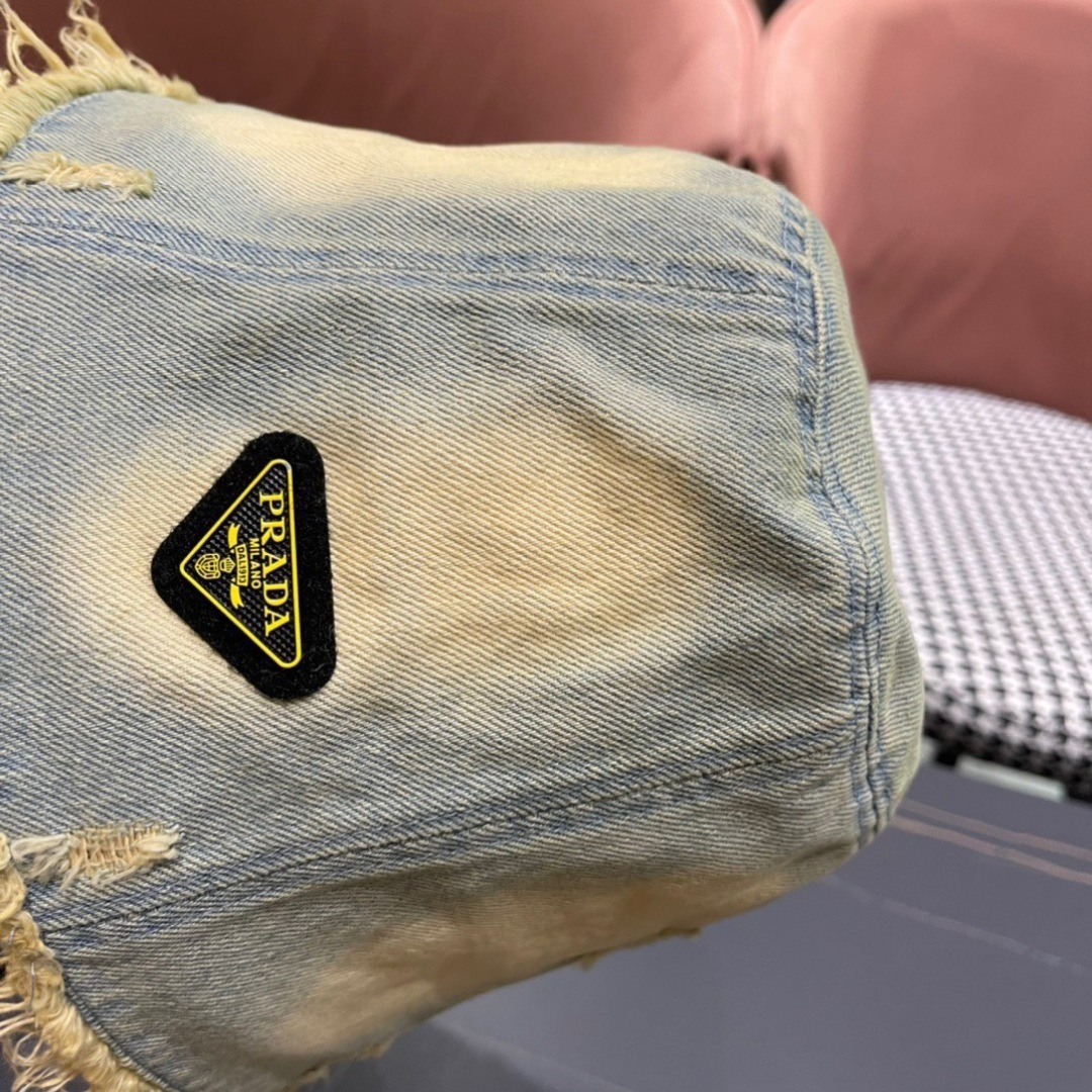 
👒普拉达Prada 新款水桶牛仔渔夫帽， 精致格调有感觉，断货热门，质量超赞