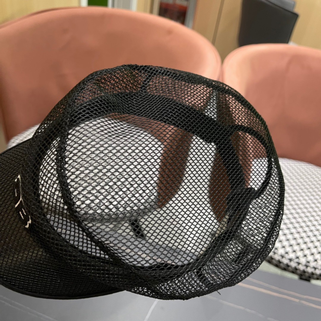    Balenciaga 巴黎世家春夏新款防晒透气鸭舌帽🧢简约时尚超级无敌好看的帽子！