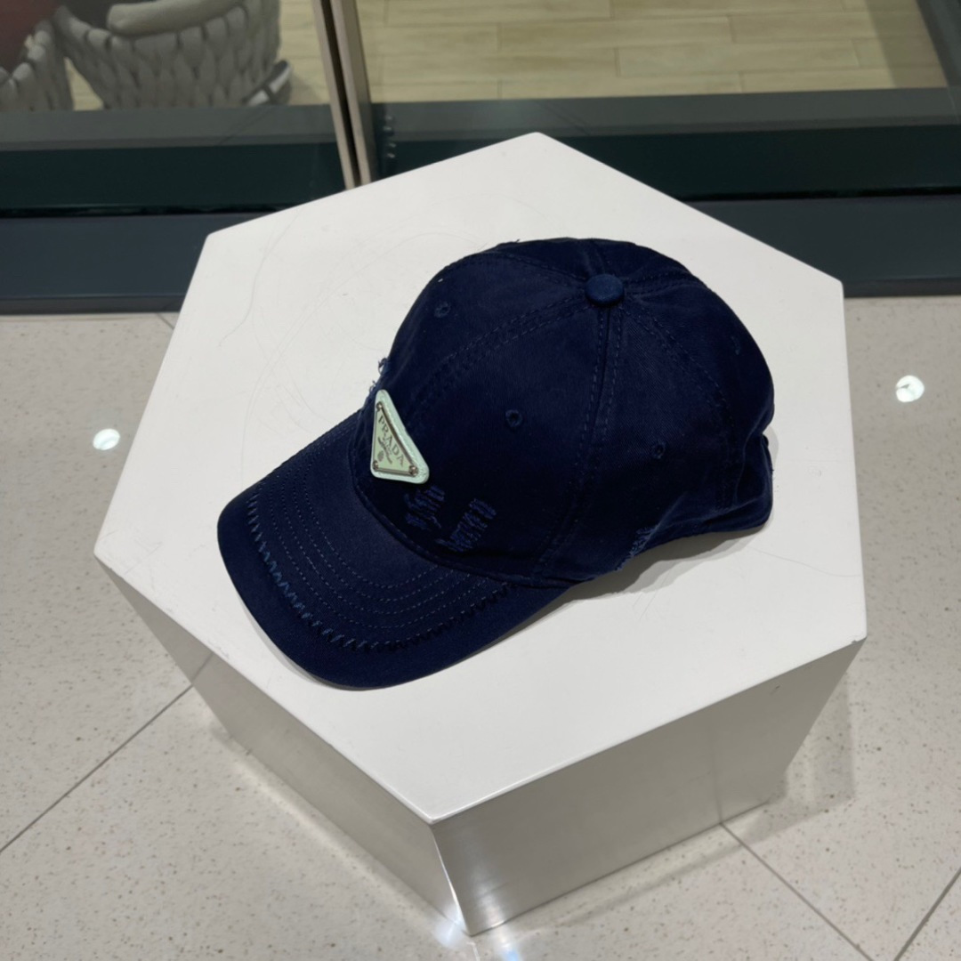  Prada普拉达新款破洞街头风棉布棒球帽，个性时尚款
倒三角标志，休闲带点酷酷的感觉，中性款
男女同款