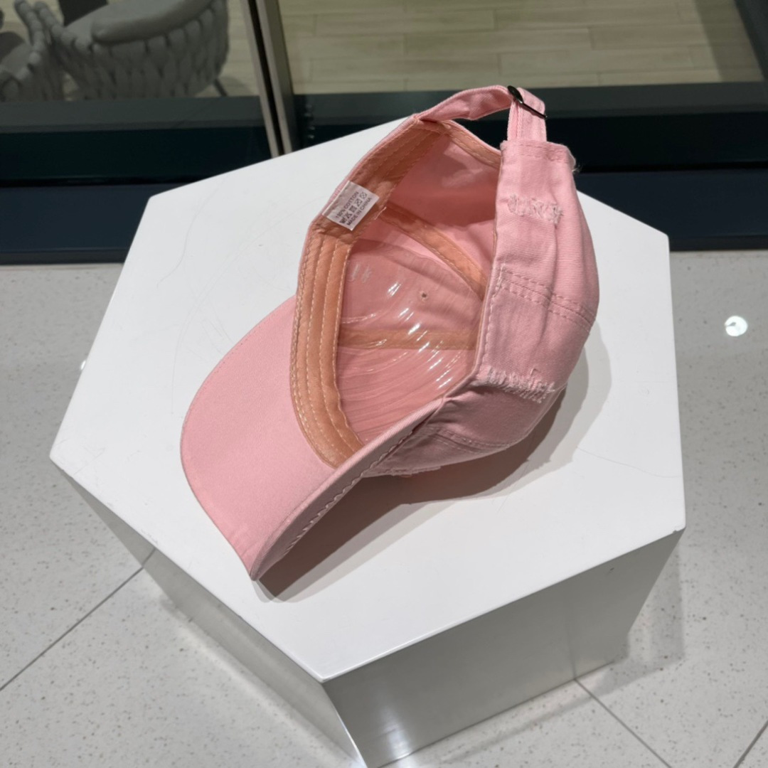  Prada普拉达新款破洞街头风棉布棒球帽，个性时尚款
倒三角标志，休闲带点酷酷的感觉，中性款
男女同款