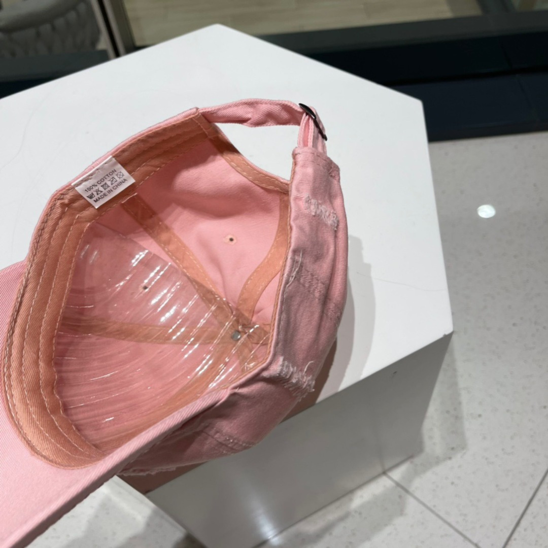  Prada普拉达新款破洞街头风棉布棒球帽，个性时尚款
倒三角标志，休闲带点酷酷的感觉，中性款
男女同款