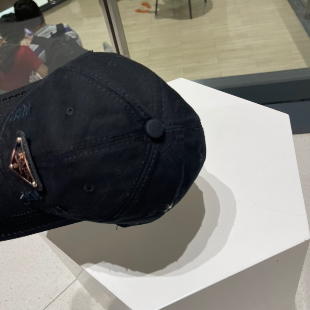  Prada普拉达新款破洞街头风棉布棒球帽，个性时尚款
倒三角标志，休闲带点酷酷的感觉，中性款
男女同款