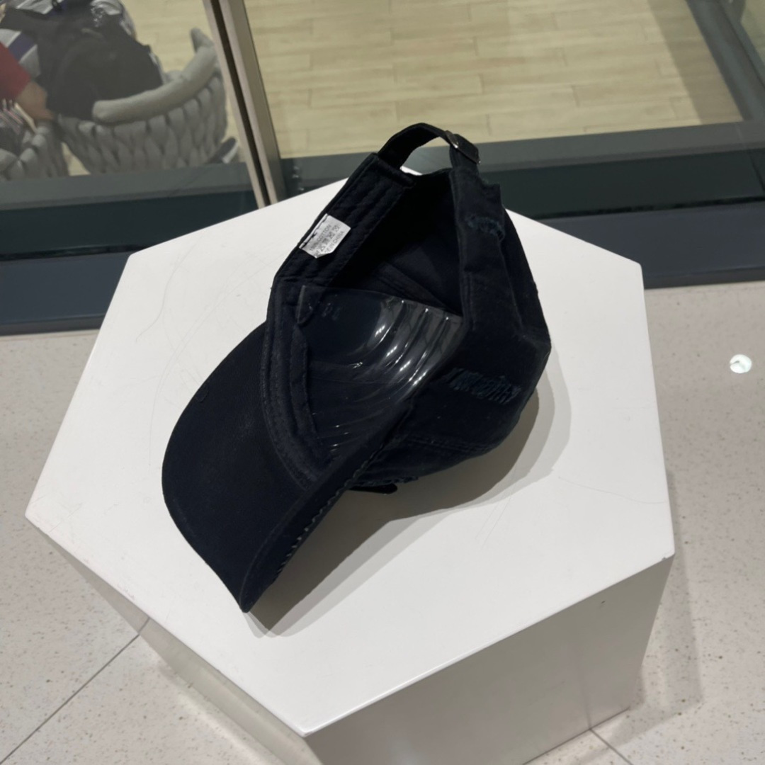  Prada普拉达新款破洞街头风棉布棒球帽，个性时尚款
倒三角标志，休闲带点酷酷的感觉，中性款
男女同款