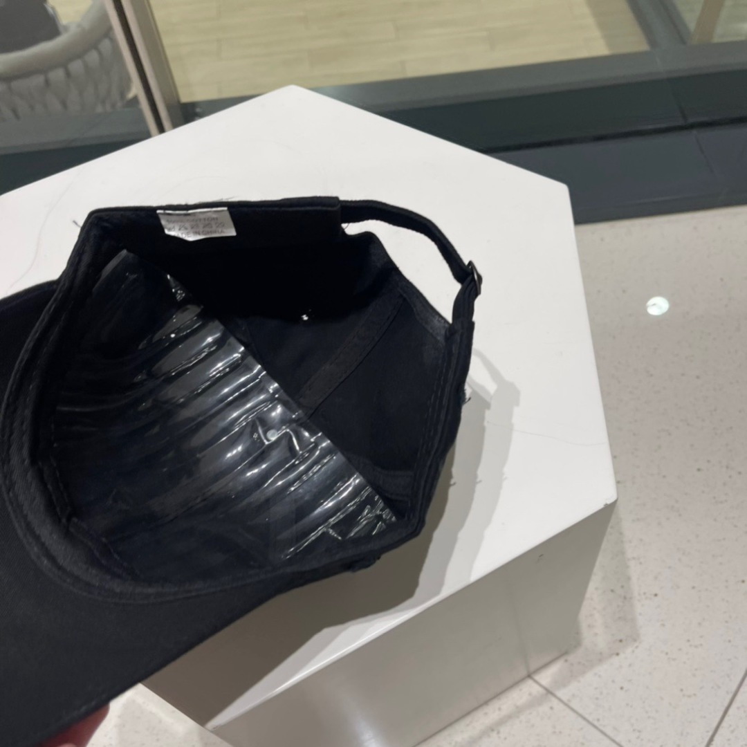  Prada普拉达新款破洞街头风棉布棒球帽，个性时尚款
倒三角标志，休闲带点酷酷的感觉，中性款
男女同款