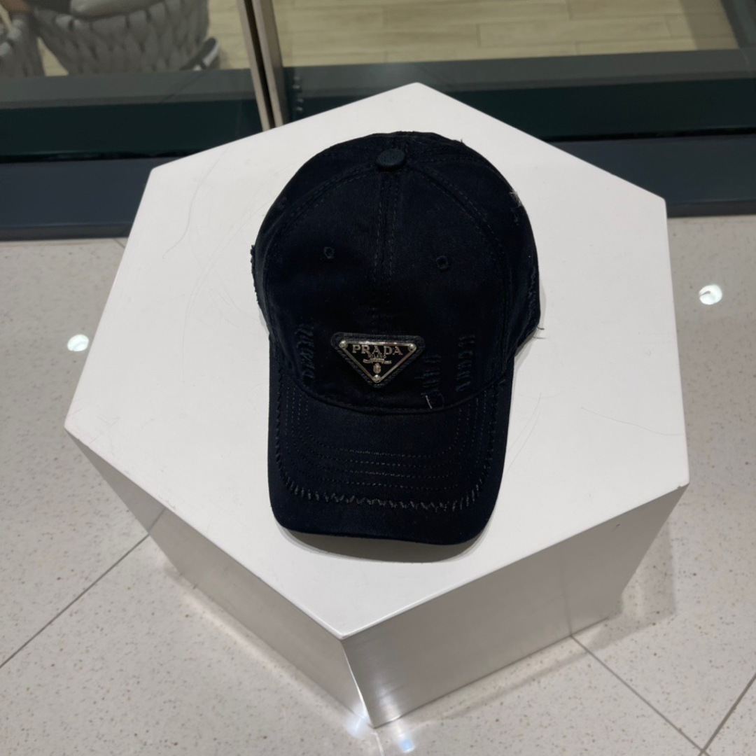  Prada普拉达新款破洞街头风棉布棒球帽，个性时尚款
倒三角标志，休闲带点酷酷的感觉，中性款
男女同款