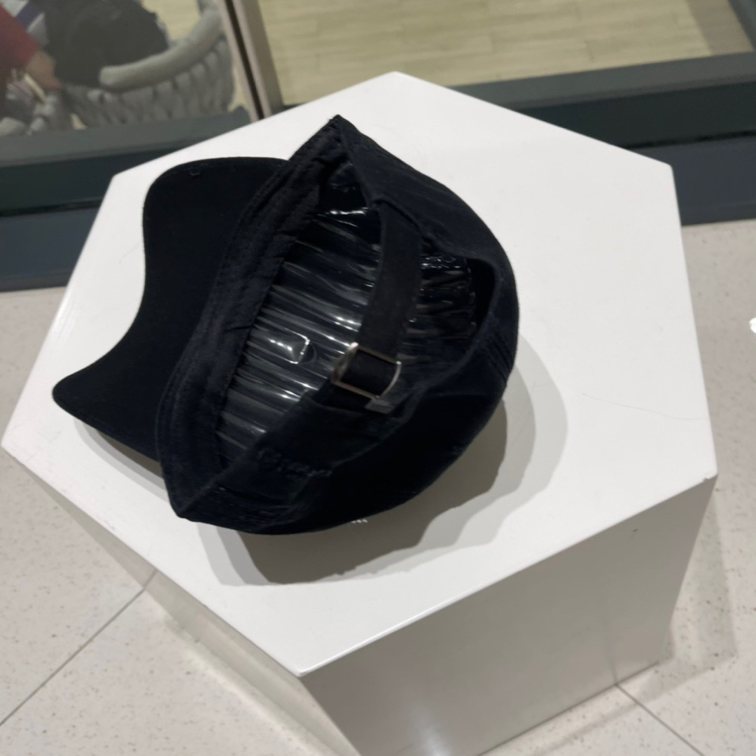  Prada普拉达新款破洞街头风棉布棒球帽，个性时尚款
倒三角标志，休闲带点酷酷的感觉，中性款
男女同款