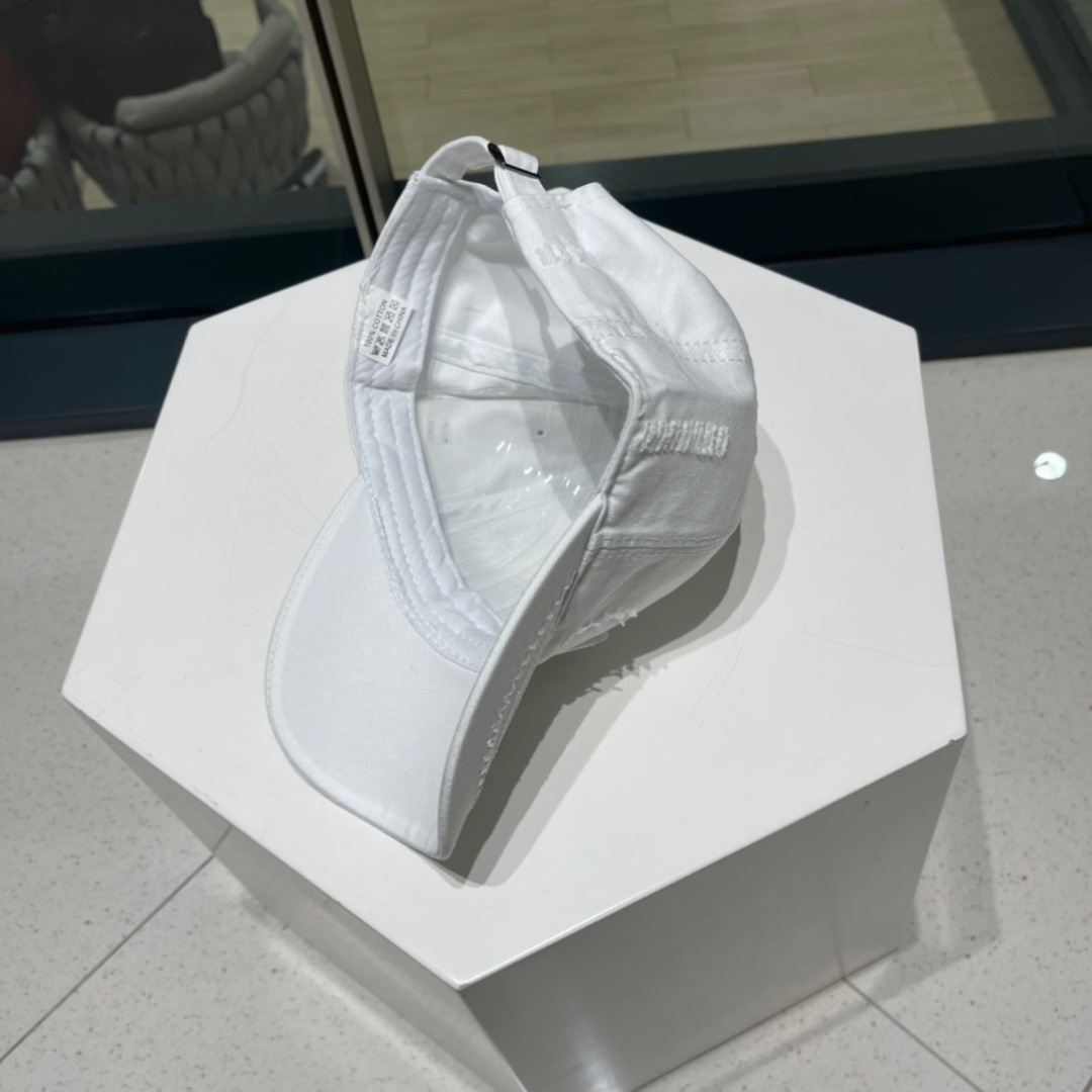  Prada普拉达新款破洞街头风棉布棒球帽，个性时尚款
倒三角标志，休闲带点酷酷的感觉，中性款
男女同款