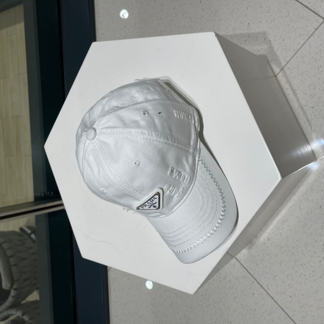  Prada普拉达新款破洞街头风棉布棒球帽，个性时尚款
倒三角标志，休闲带点酷酷的感觉，中性款
男女同款