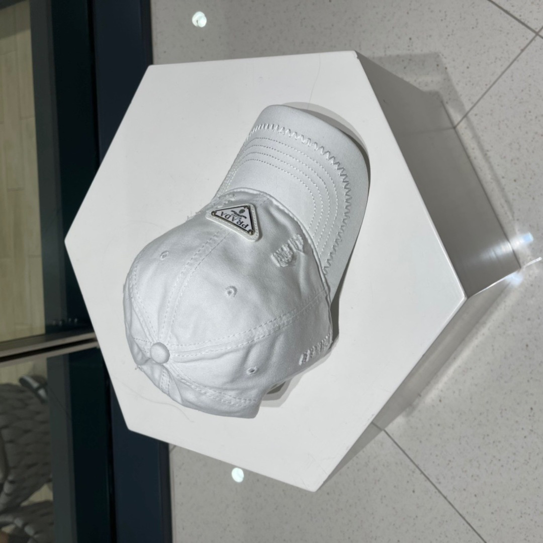  Prada普拉达新款破洞街头风棉布棒球帽，个性时尚款
倒三角标志，休闲带点酷酷的感觉，中性款
男女同款