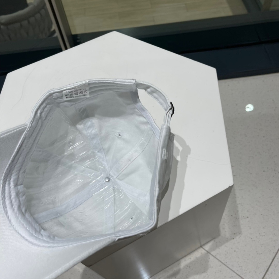  Prada普拉达新款破洞街头风棉布棒球帽，个性时尚款
倒三角标志，休闲带点酷酷的感觉，中性款
男女同款