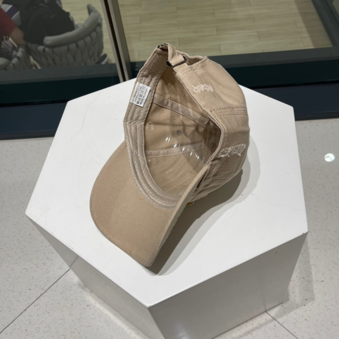  Prada普拉达新款破洞街头风棉布棒球帽，个性时尚款
倒三角标志，休闲带点酷酷的感觉，中性款
男女同款