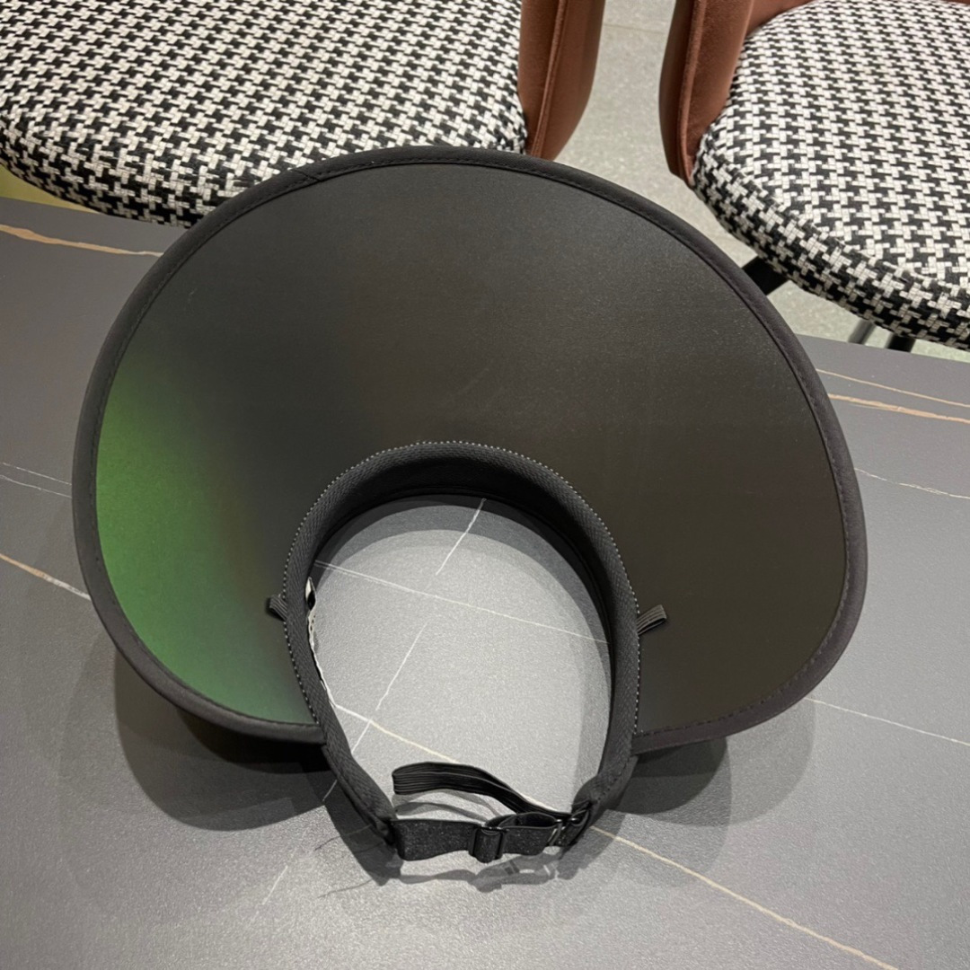  balenciaga 巴黎世家 2025新款空顶帽图画设计，版型正！
黑胶防紫外线，夏季必入！