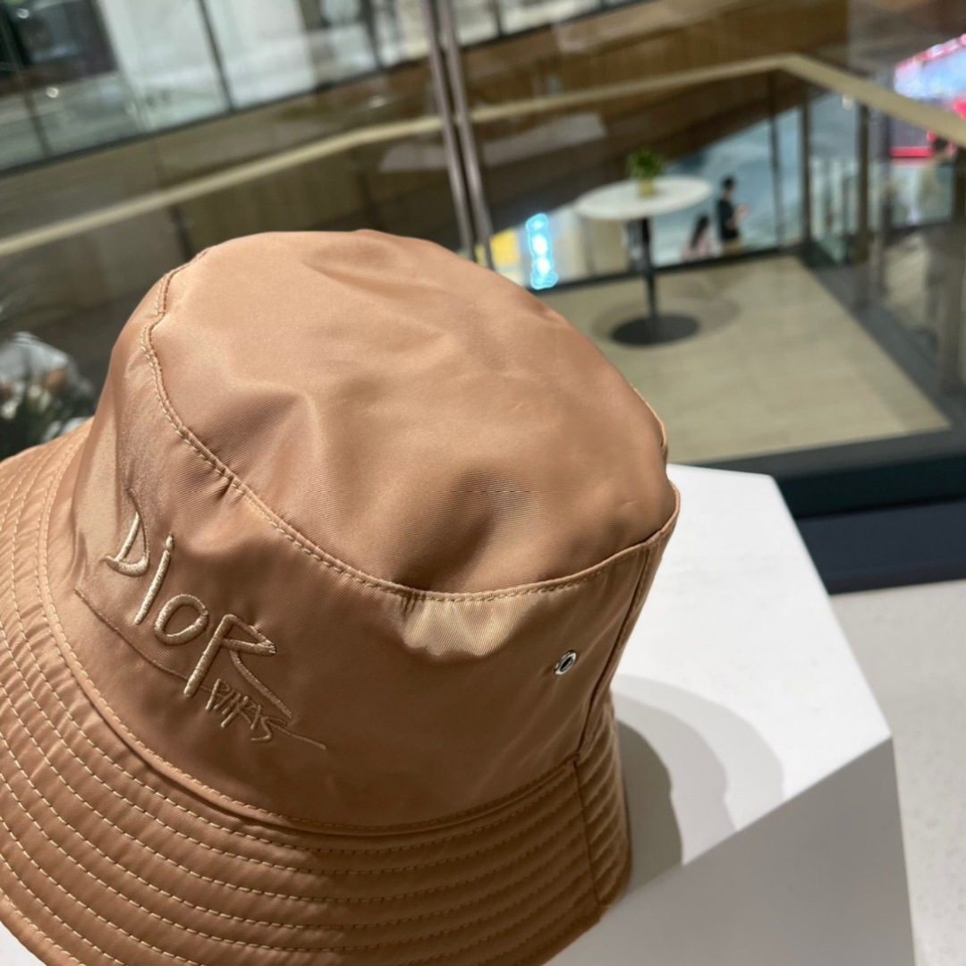  👒迪奥Dior👒  双面渔夫帽新色，限量渔夫帽，防晒指数超高，休闲运动风，可随意折叠，携带方便🤗