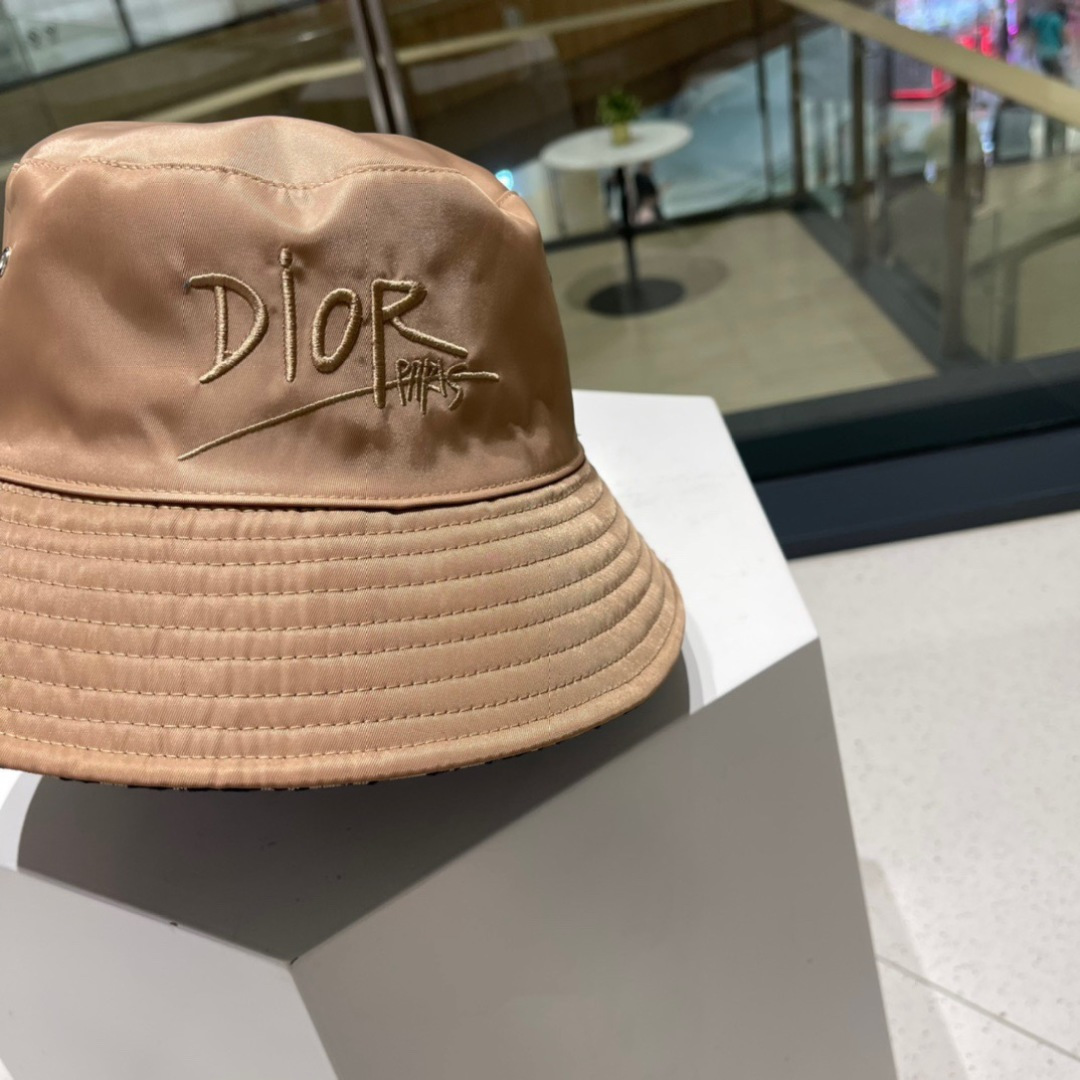  👒迪奥Dior👒  双面渔夫帽新色，限量渔夫帽，防晒指数超高，休闲运动风，可随意折叠，携带方便🤗