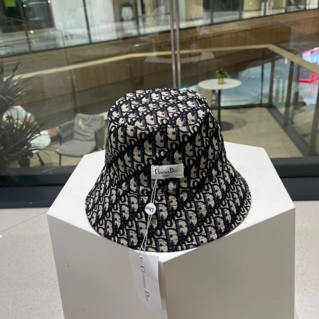  👒迪奥Dior👒  双面渔夫帽新色，限量渔夫帽，防晒指数超高，休闲运动风，可随意折叠，携带方便🤗
