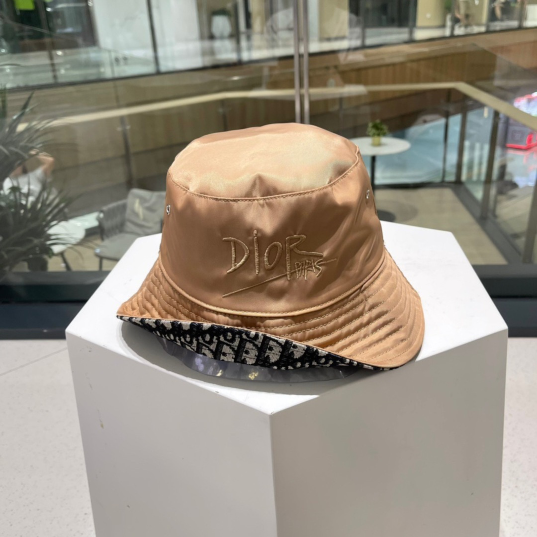  👒迪奥Dior👒  双面渔夫帽新色，限量渔夫帽，防晒指数超高，休闲运动风，可随意折叠，携带方便🤗