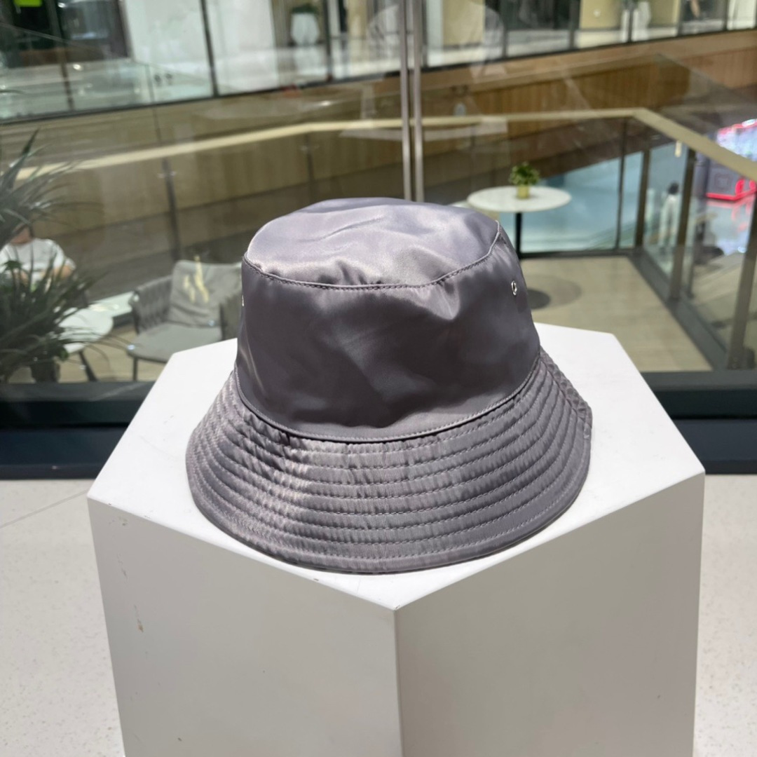  👒迪奥Dior👒  双面渔夫帽新色，限量渔夫帽，防晒指数超高，休闲运动风，可随意折叠，携带方便🤗