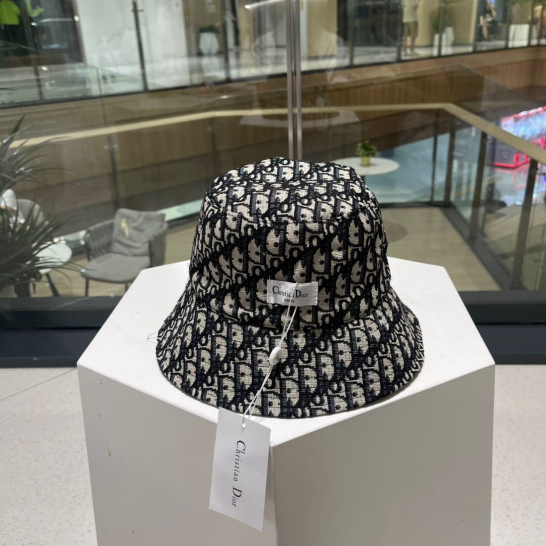  👒迪奥Dior👒  双面渔夫帽新色，限量渔夫帽，防晒指数超高，休闲运动风，可随意折叠，携带方便🤗