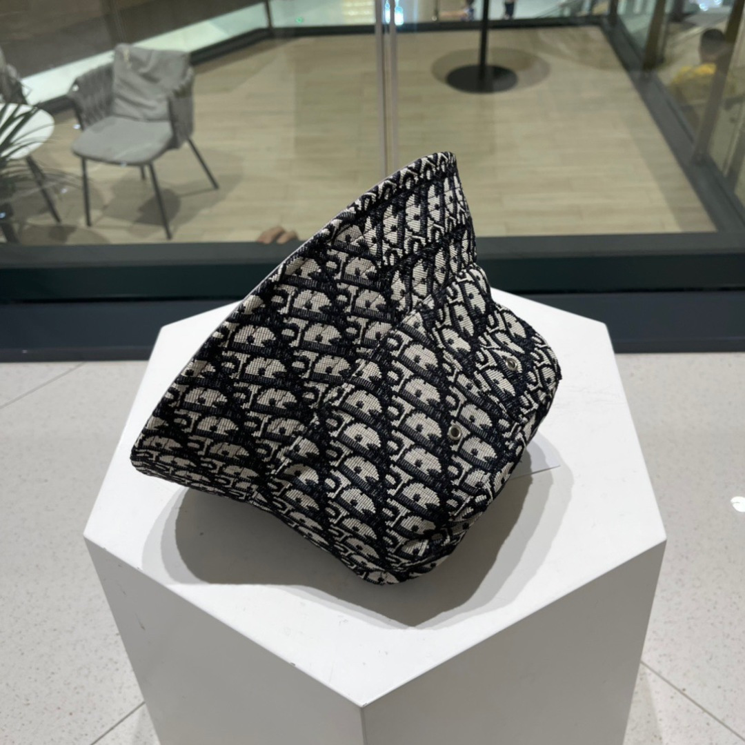  👒迪奥Dior👒  双面渔夫帽新色，限量渔夫帽，防晒指数超高，休闲运动风，可随意折叠，携带方便🤗