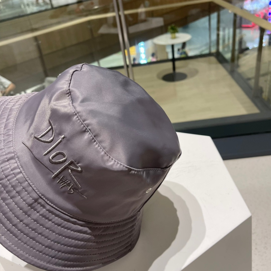 👒迪奥Dior👒  双面渔夫帽新色，限量渔夫帽，防晒指数超高，休闲运动风，可随意折叠，携带方便🤗