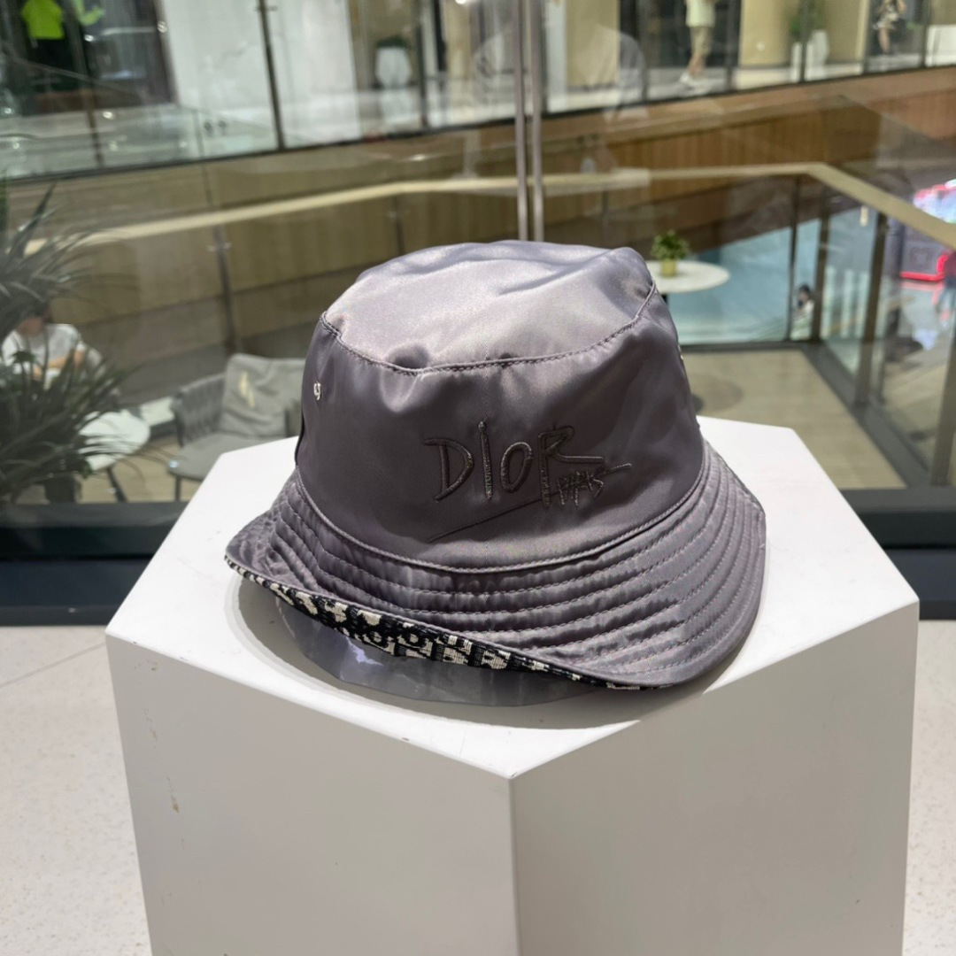  👒迪奥Dior👒  双面渔夫帽新色，限量渔夫帽，防晒指数超高，休闲运动风，可随意折叠，携带方便🤗