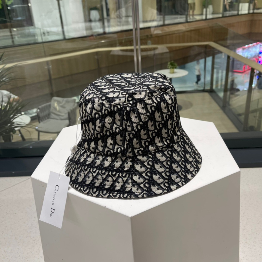  👒迪奥Dior👒  双面渔夫帽新色，限量渔夫帽，防晒指数超高，休闲运动风，可随意折叠，携带方便🤗