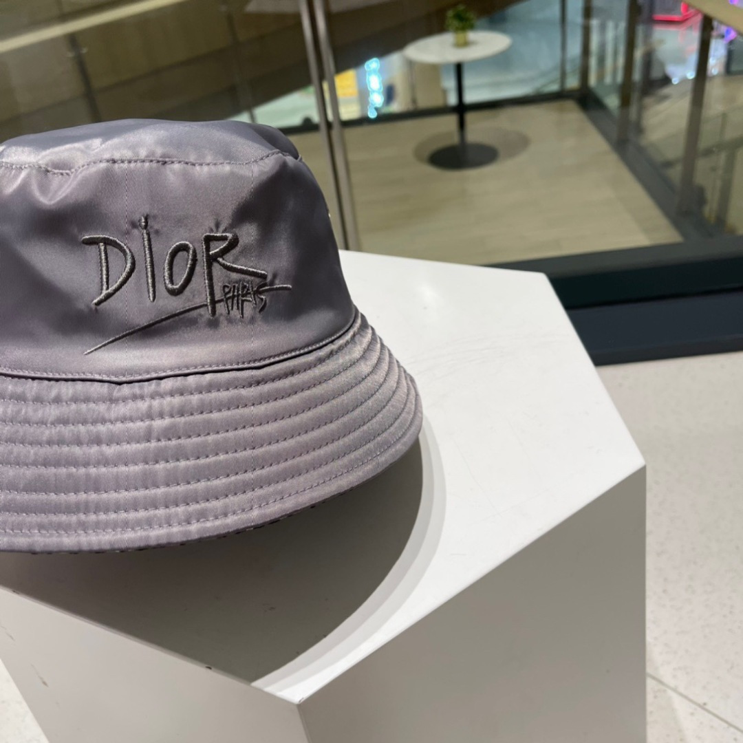  👒迪奥Dior👒  双面渔夫帽新色，限量渔夫帽，防晒指数超高，休闲运动风，可随意折叠，携带方便🤗