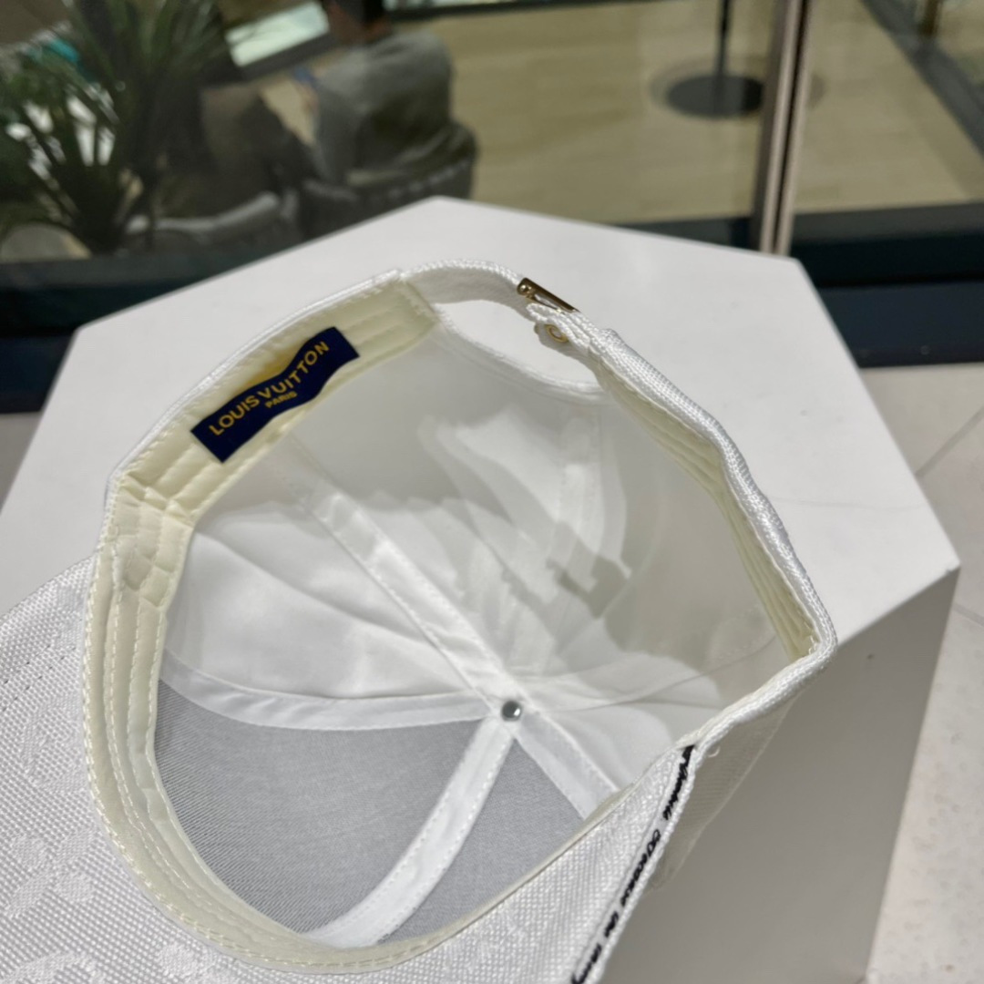   路易威登棒球帽LouisVuitto 春夏新款LV棒球帽 简约高端大气，百搭款🤗男女通用