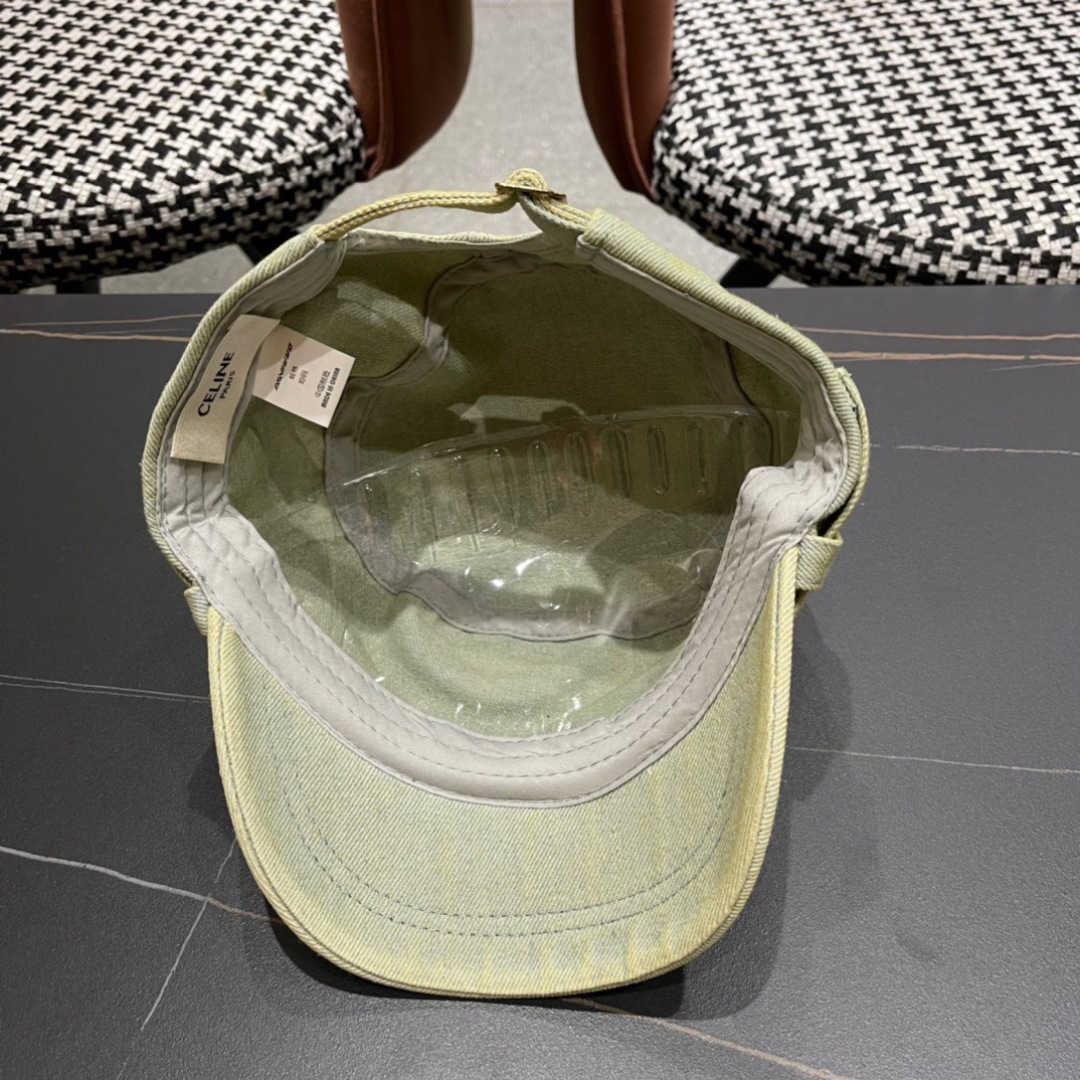 。Celine 赛琳春季新款军贝雷帽是鸭舌牛仔贝雷帽 进口材质笔挺舒展 整体爽朗有书卷气👍👍