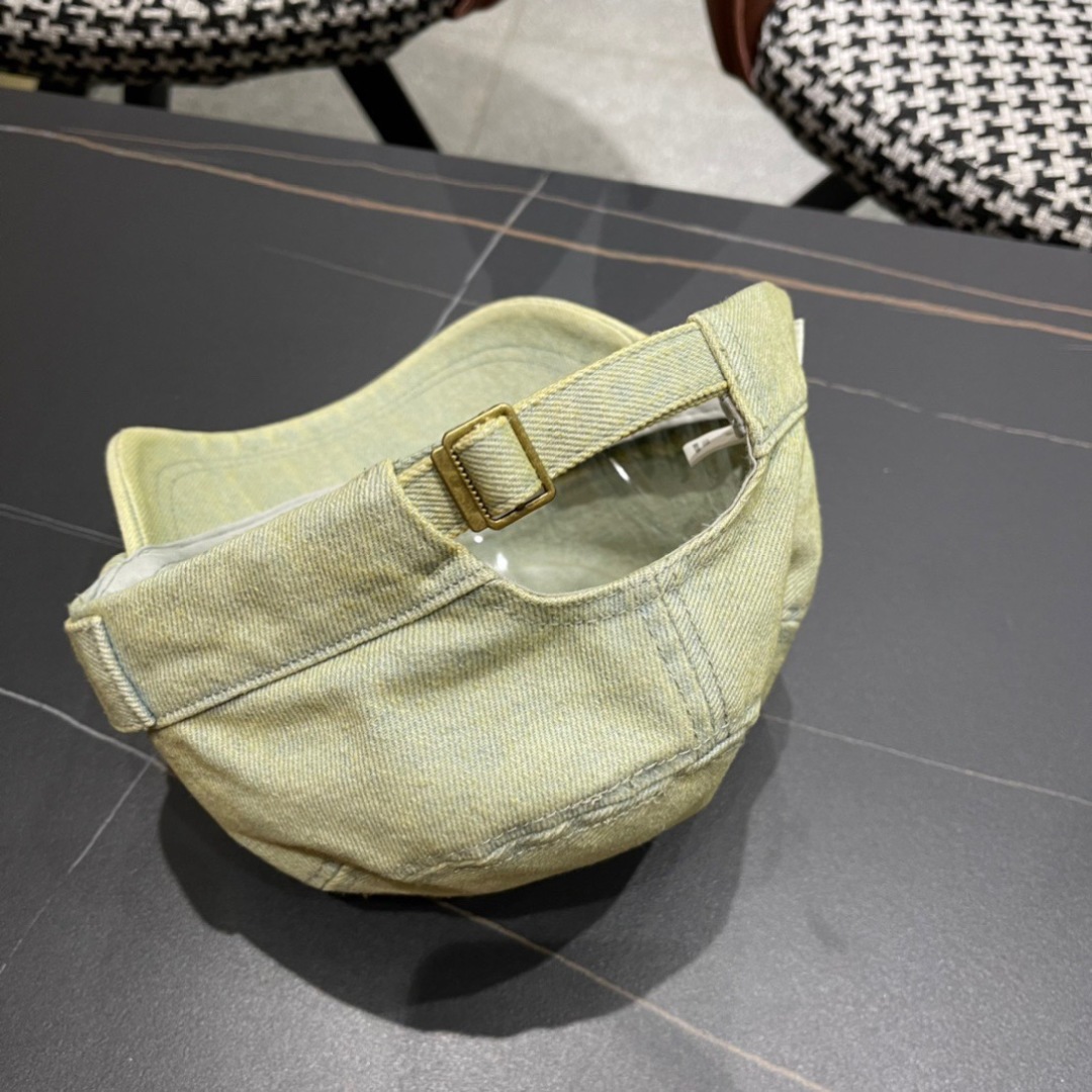 。Celine 赛琳春季新款军贝雷帽是鸭舌牛仔贝雷帽 进口材质笔挺舒展 整体爽朗有书卷气👍👍
