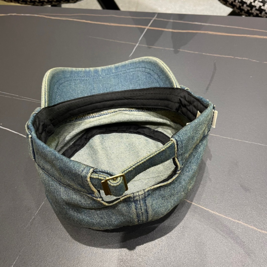 。Celine 赛琳春季新款军贝雷帽是鸭舌牛仔贝雷帽 进口材质笔挺舒展 整体爽朗有书卷气👍👍