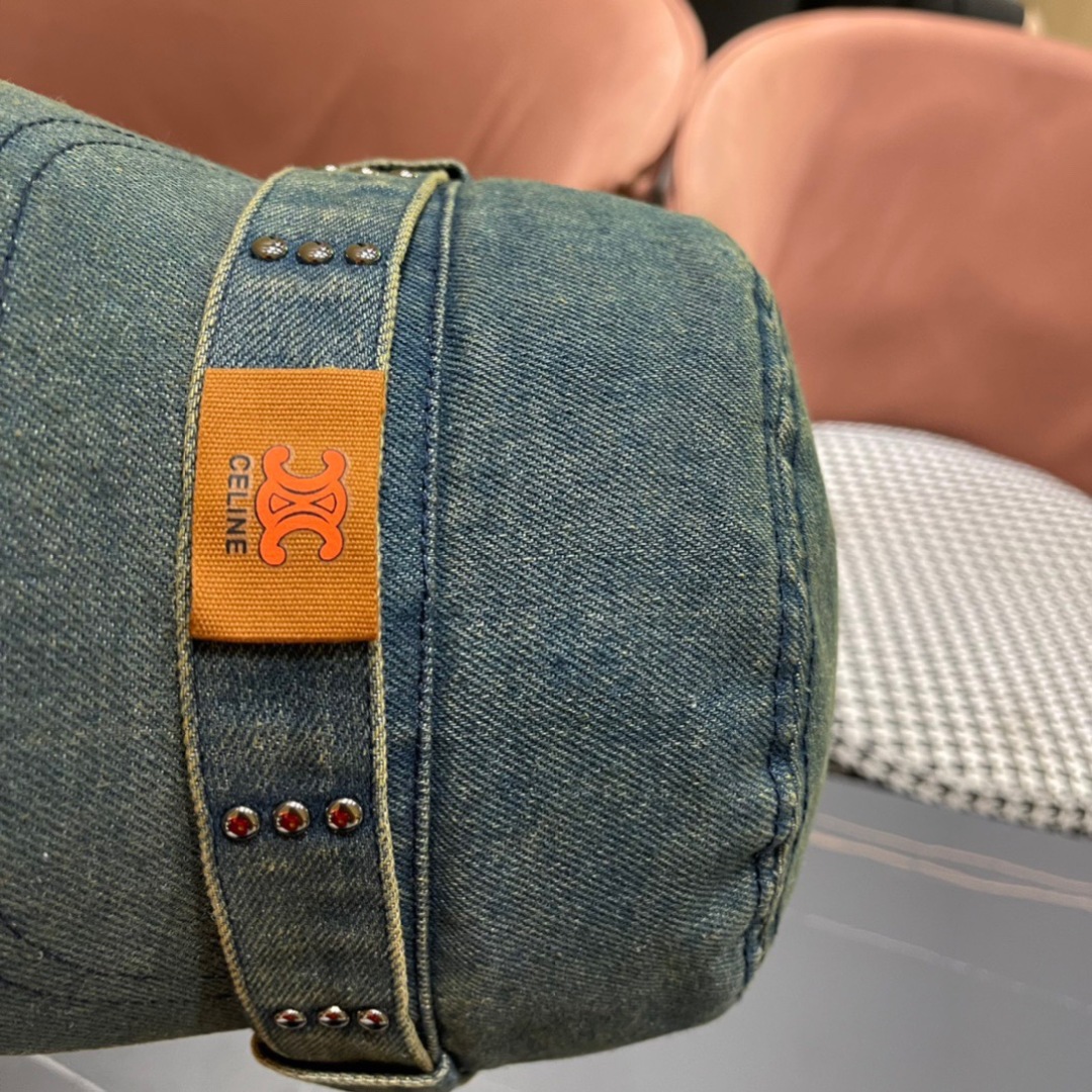 。Celine 赛琳春季新款军贝雷帽是鸭舌牛仔贝雷帽 进口材质笔挺舒展 整体爽朗有书卷气👍👍