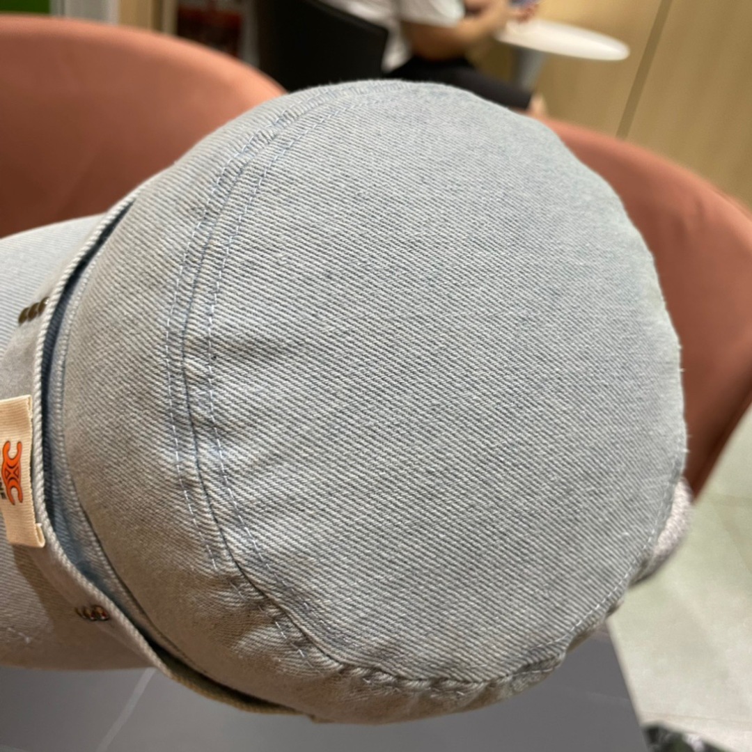 。Celine 赛琳春季新款军贝雷帽是鸭舌牛仔贝雷帽 进口材质笔挺舒展 整体爽朗有书卷气👍👍