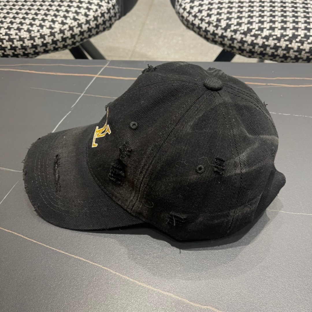 
路易威登破洞棒球帽🧢
LV新款真的太好看了手感和质感都超棒的
可盐可甜