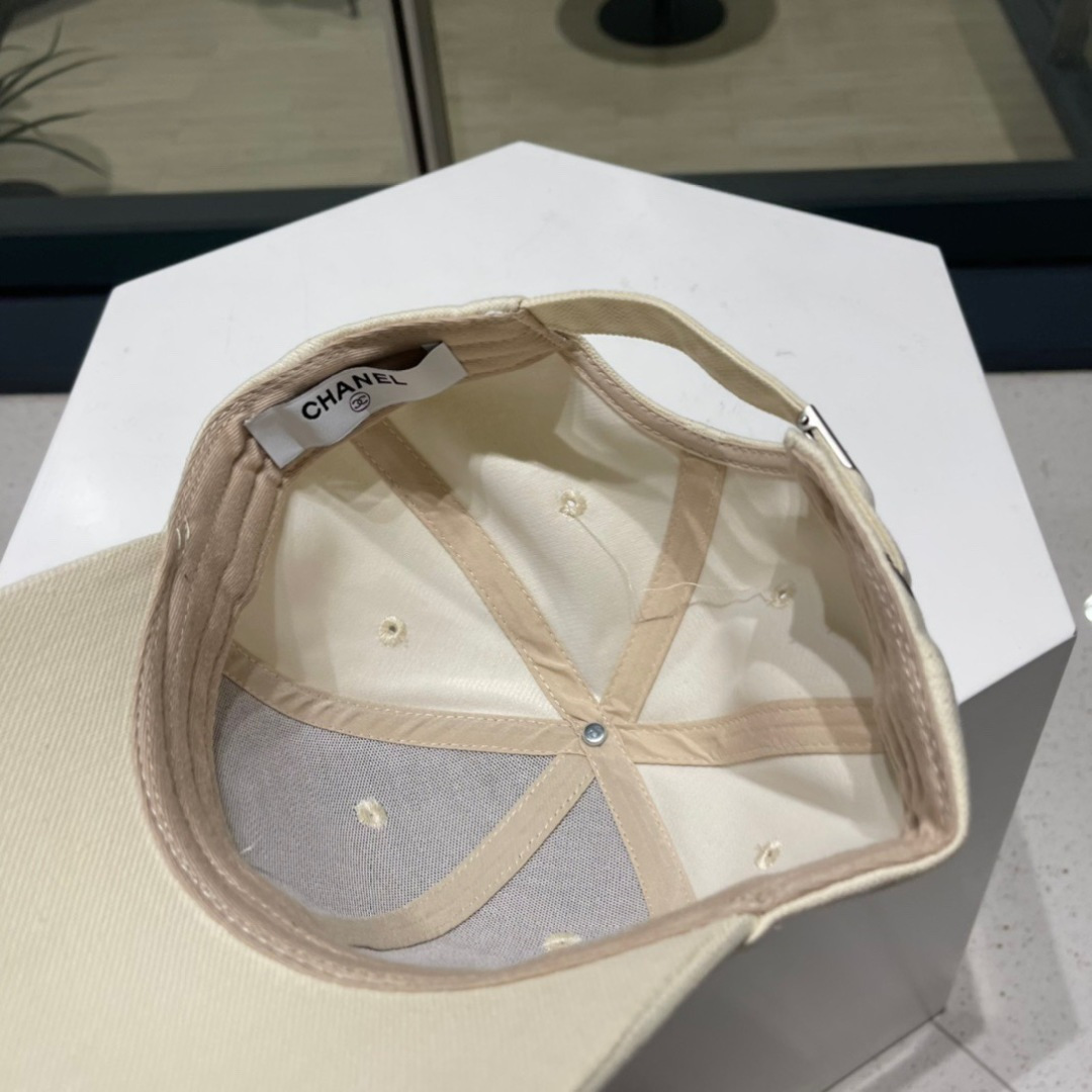 。香奈儿新款字母logo棒球帽，男女佩戴都有不同style，第一批抢先出货！香粉必入款！