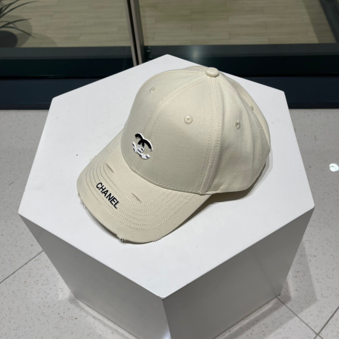 。香奈儿新款字母logo棒球帽，男女佩戴都有不同style，第一批抢先出货！香粉必入款！