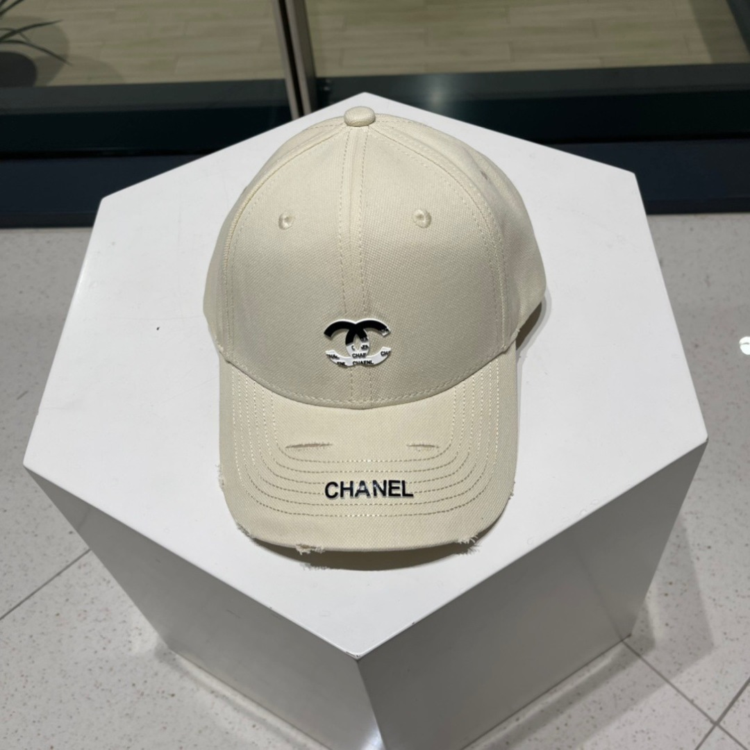 。香奈儿新款字母logo棒球帽，男女佩戴都有不同style，第一批抢先出货！香粉必入款！