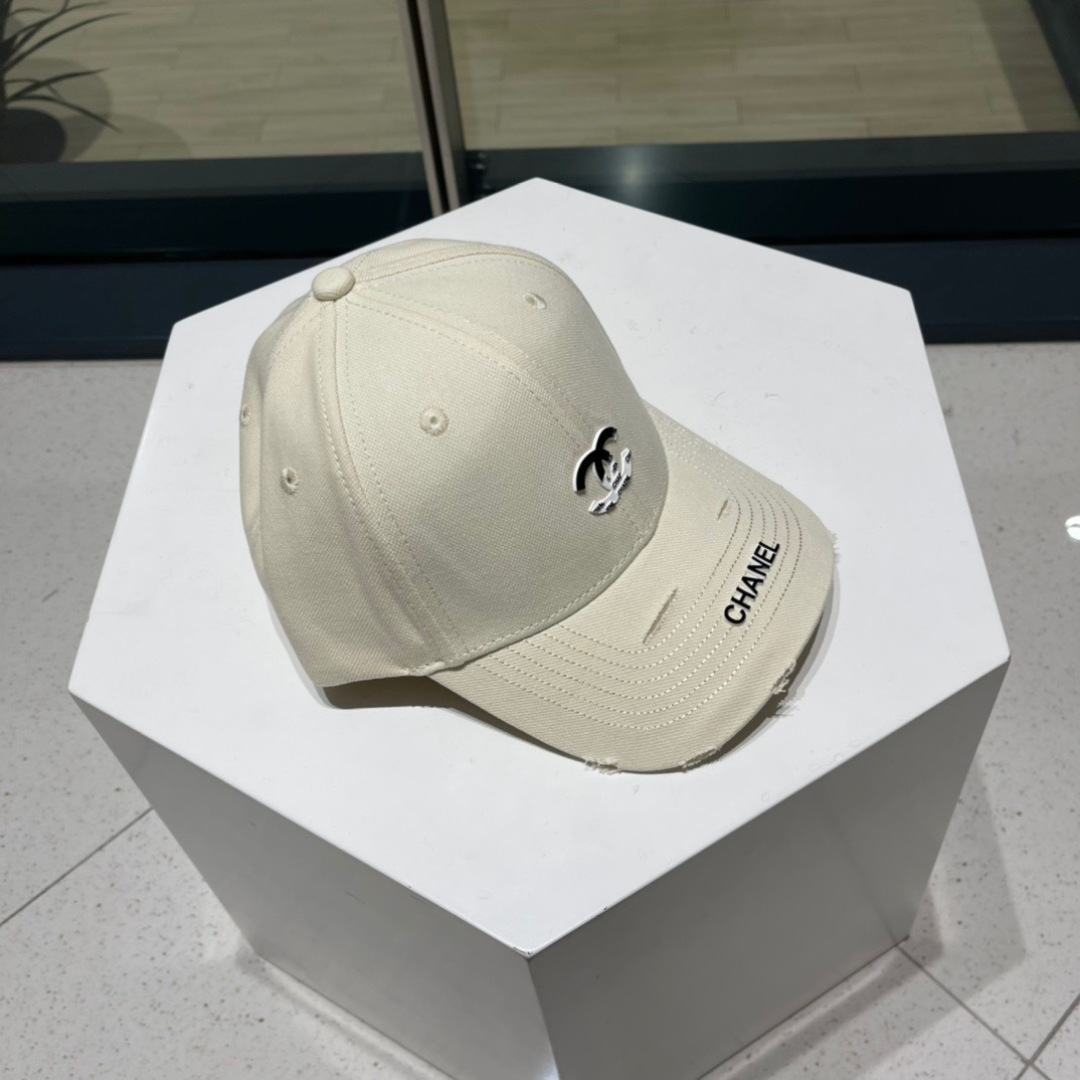 。香奈儿新款字母logo棒球帽，男女佩戴都有不同style，第一批抢先出货！香粉必入款！