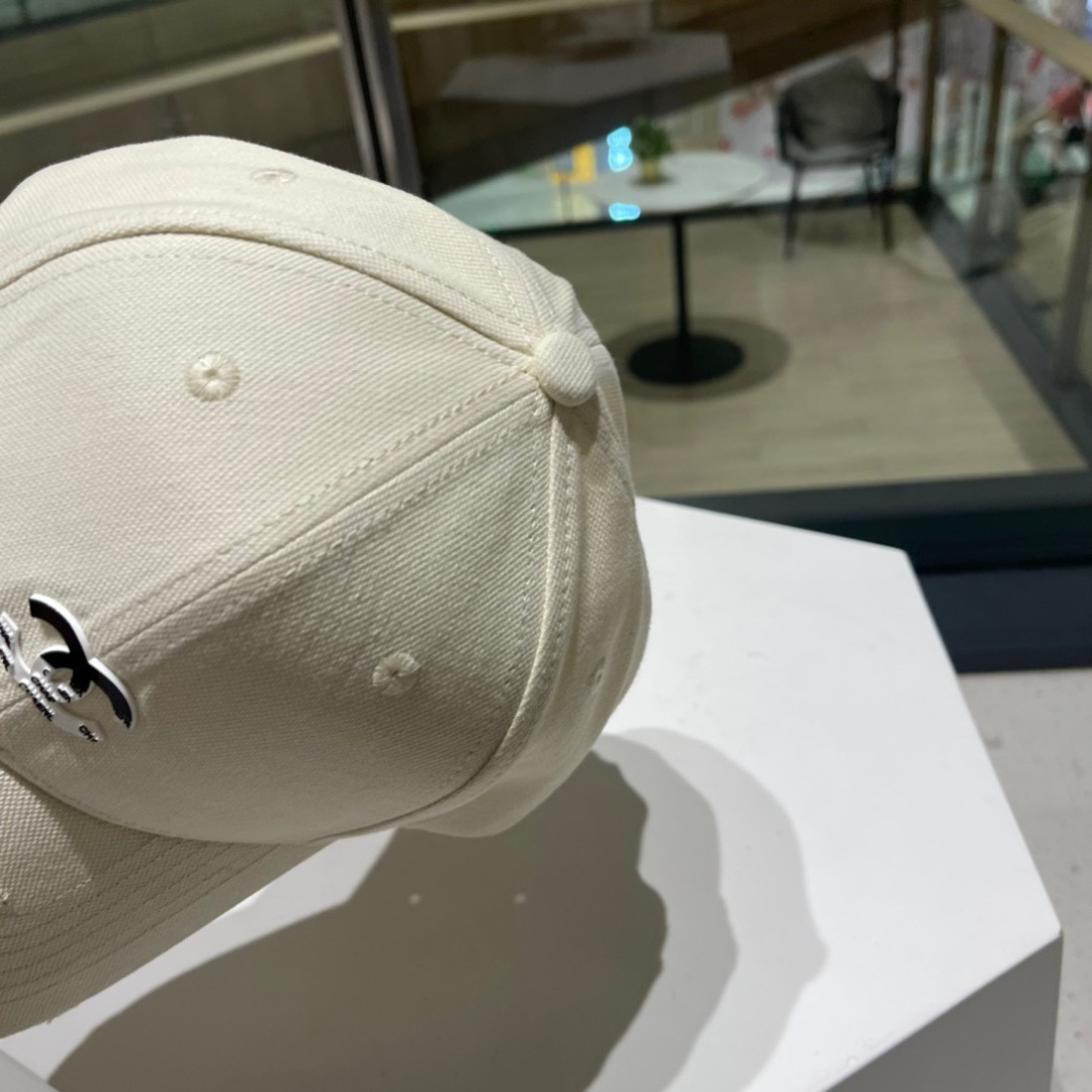 。香奈儿新款字母logo棒球帽，男女佩戴都有不同style，第一批抢先出货！香粉必入款！