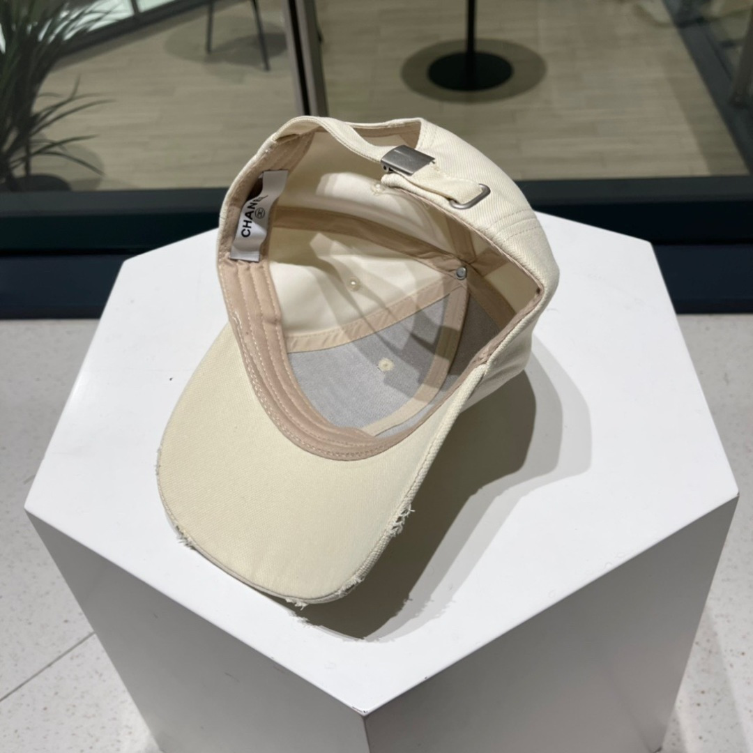 。香奈儿新款字母logo棒球帽，男女佩戴都有不同style，第一批抢先出货！香粉必入款！