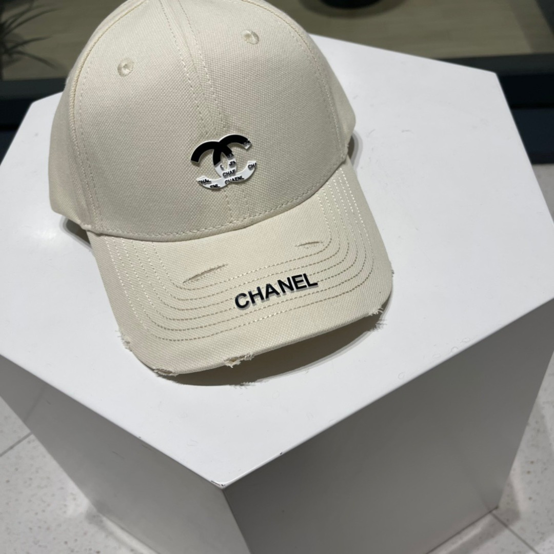 。香奈儿新款字母logo棒球帽，男女佩戴都有不同style，第一批抢先出货！香粉必入款！