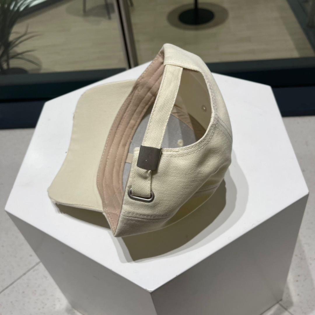 。香奈儿新款字母logo棒球帽，男女佩戴都有不同style，第一批抢先出货！香粉必入款！