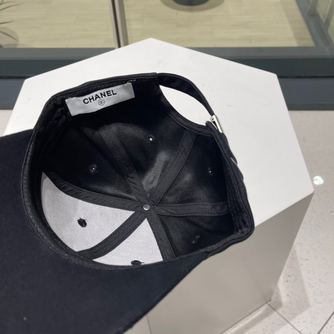 。香奈儿新款字母logo棒球帽，男女佩戴都有不同style，第一批抢先出货！香粉必入款！