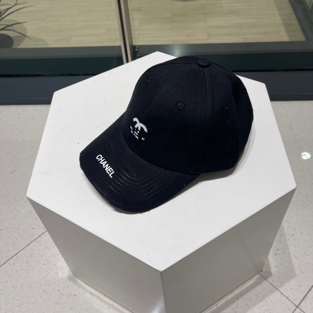 。香奈儿新款字母logo棒球帽，男女佩戴都有不同style，第一批抢先出货！香粉必入款！