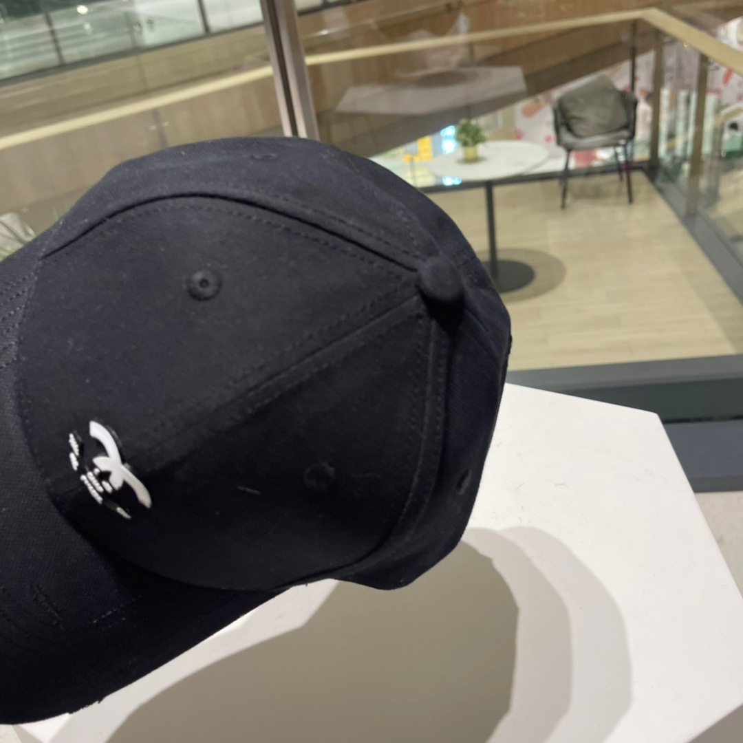 。香奈儿新款字母logo棒球帽，男女佩戴都有不同style，第一批抢先出货！香粉必入款！